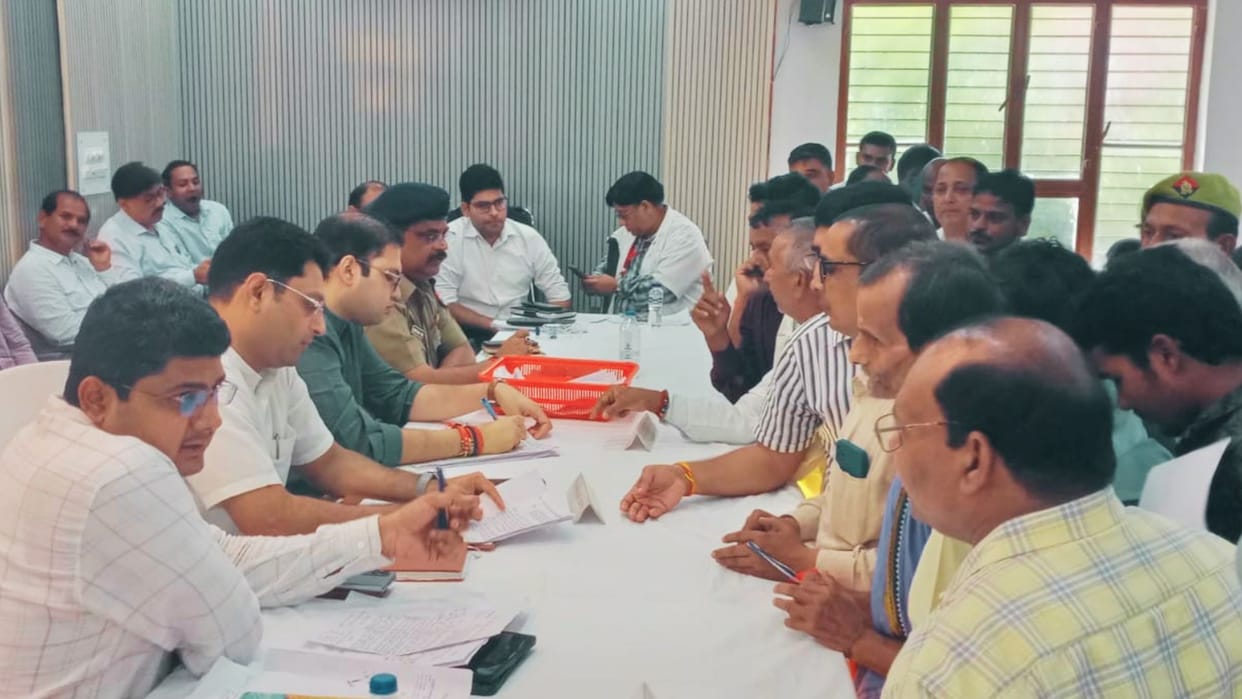 Sampoorna Samadhan Diwas held Saturday Shahganj Tehsil auditorium under chairmanship of District Magistrate