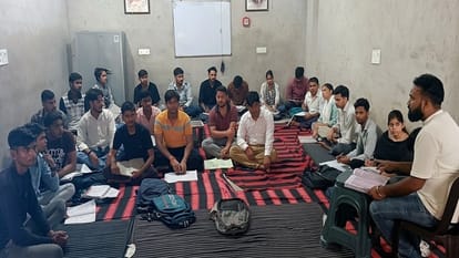 शहर के विभव नगर में संचालित निशुल्क कोचिंग में तैयारी करते युवा