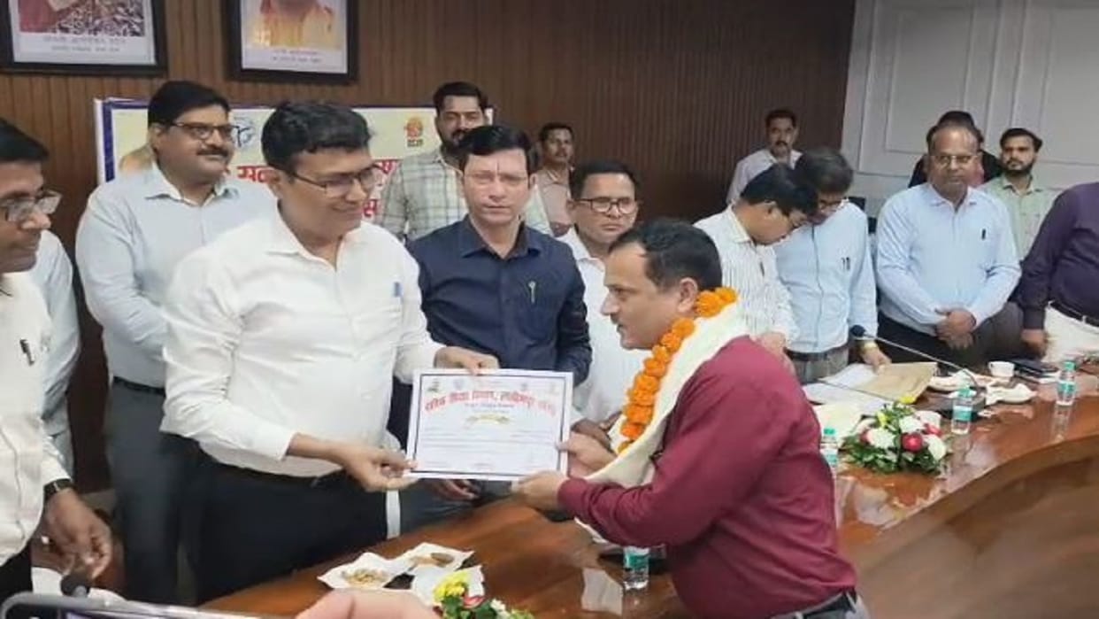DM honors 61 teachers in Lakhimpur Kheri on teacher day
