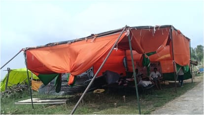 गांव कदमनगला के बाढ़ पीड़ितों के लिए लगा टेंट