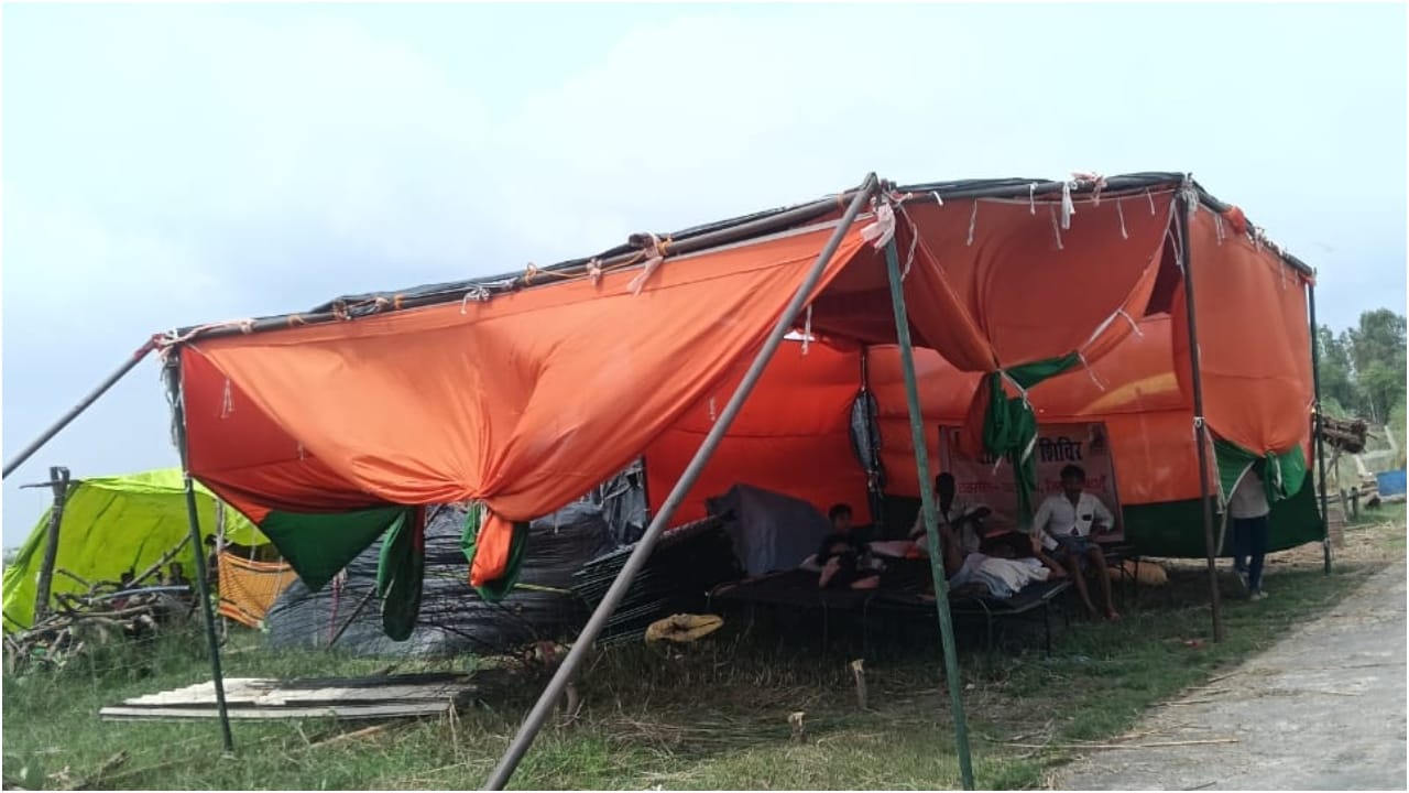 गांव कदमनगला के बाढ़ पीड़ितों के लिए लगा टेंट