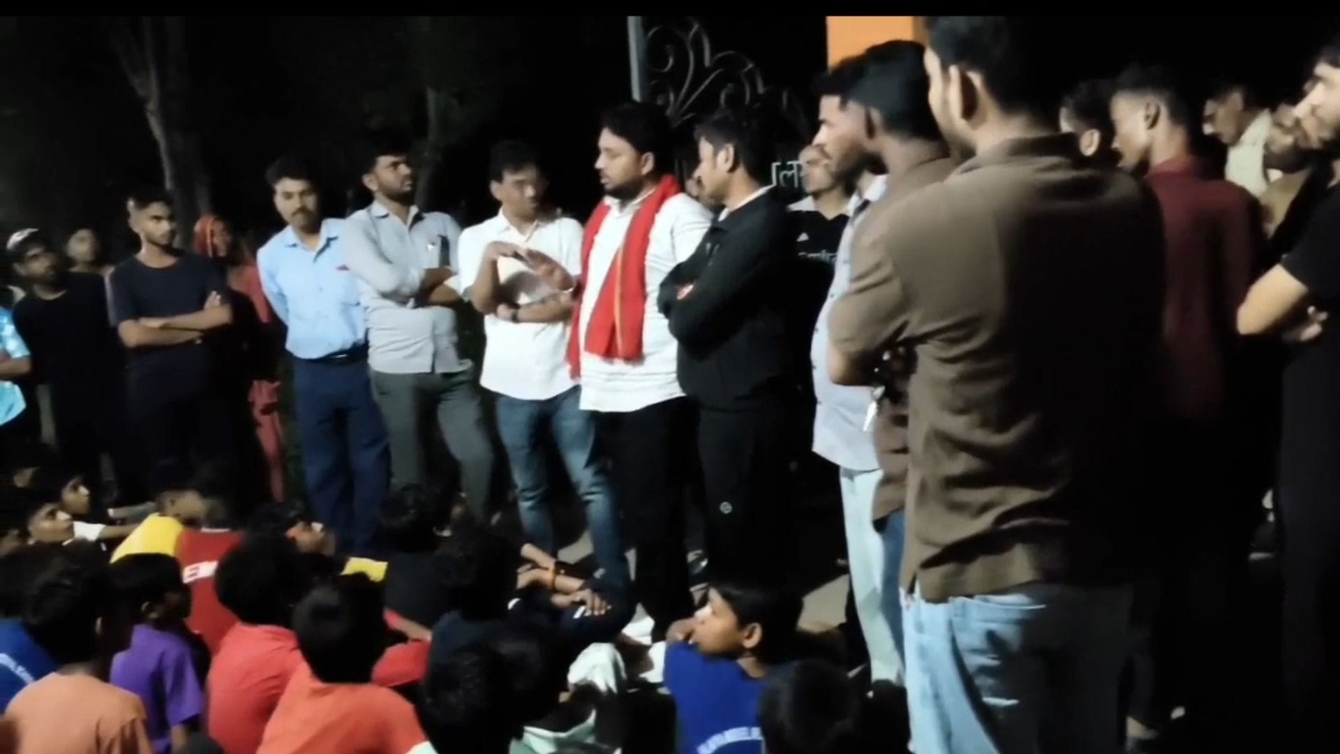 देर रात तहसील पहुंचे छात्र