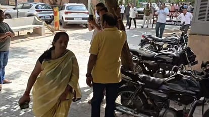 दौड़ती हुई नामांकन रद्द कराने पहुंचीं महिला प्रत्याशी