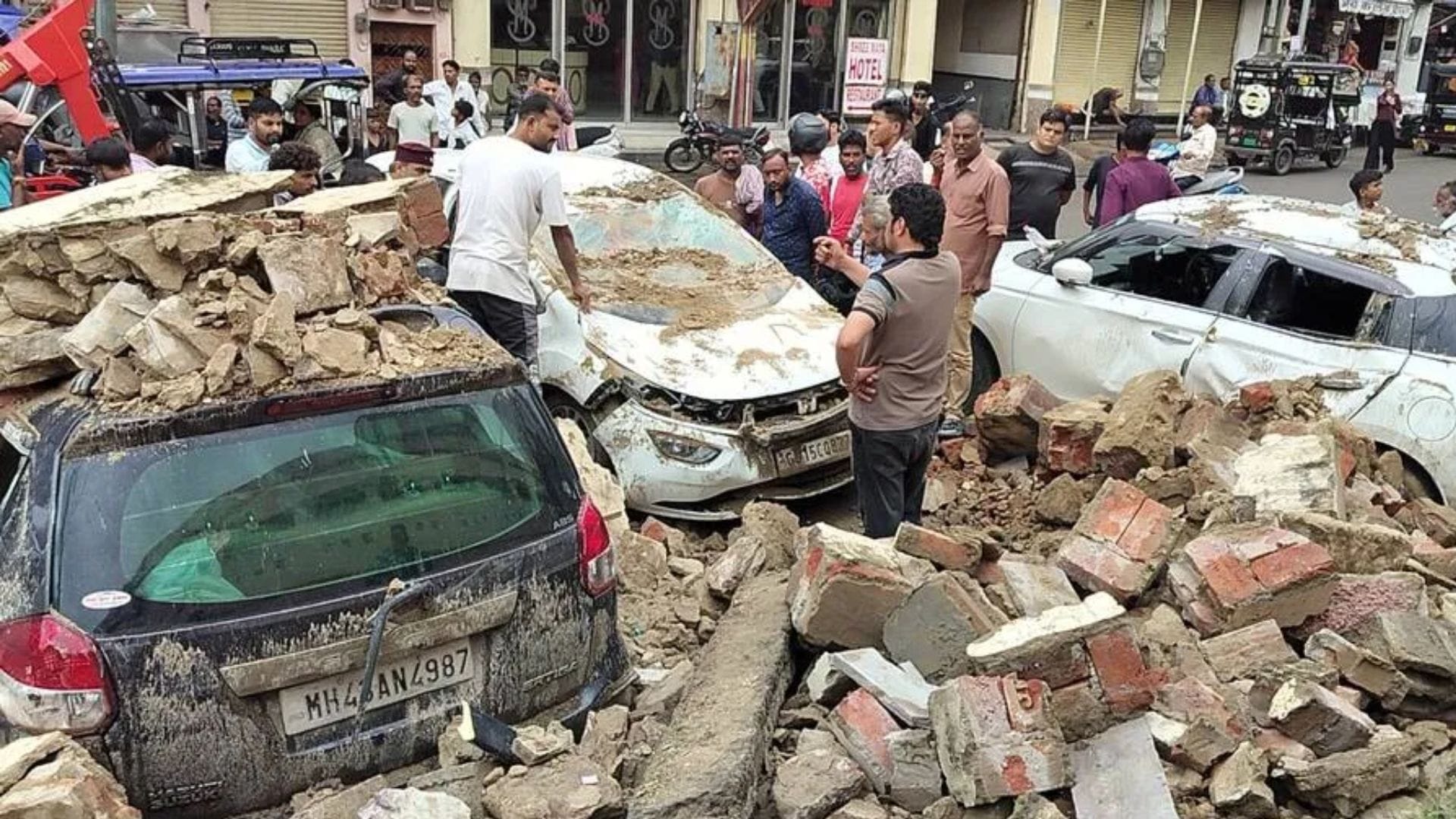 दीवार गिरने से मलबे में दबी कारें