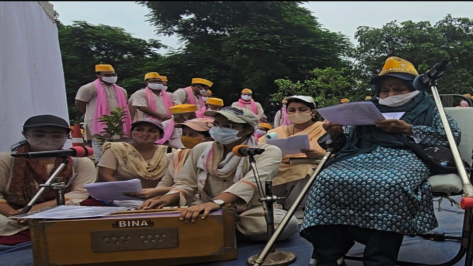दयालबाग में जन्माष्टमी पर आयोजित भंडारी में मौजूद सत्संगी