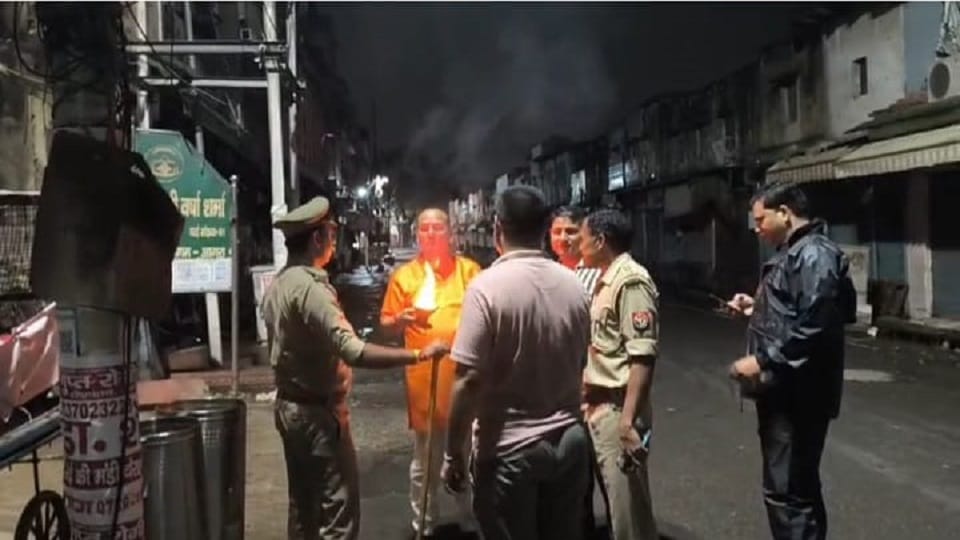 Hindu Mahasabha office-bearers arrived to perform Aarti on the steps of Jama Masjid