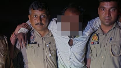 घायल आरोपी को लेकर जाते पुलिसकर्मी