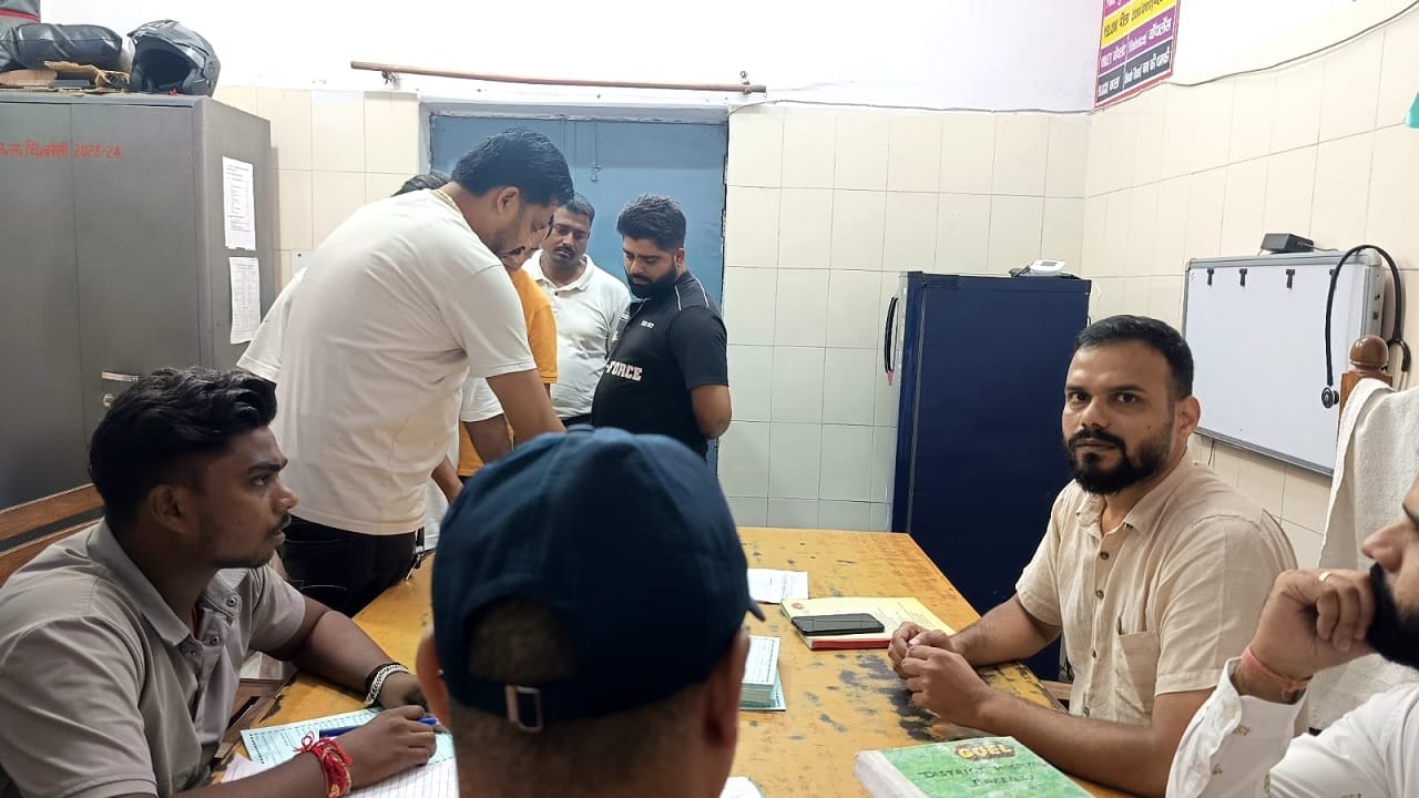 सीएमओ ऑफिस के आउटसोर्स कर्मी का मेडिकल कराती दिल्ली पुलिस