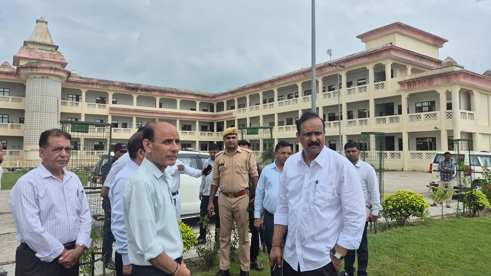 अटल आवासीय विद्यालय पहुंचे कमिश्नर