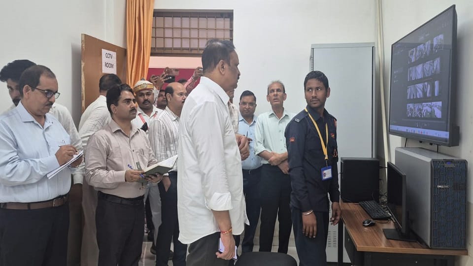 सीसीटीवी कैमरों को देखते हुए कमिश्नर