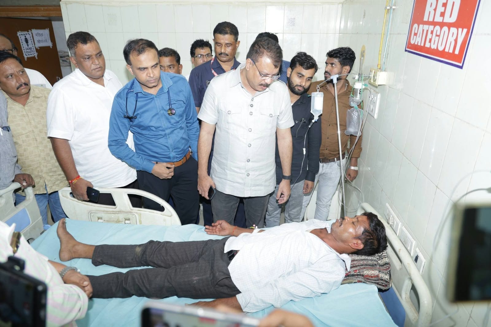 अस्पताल में भर्ती मरीजों से मिले नेता प्रतिपक्ष