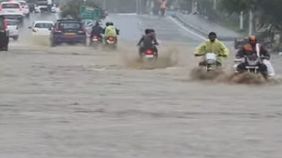 बाजपुर में लेवड़ा नदी पानी बढ़ने से हल्द्वानी स्टेट हाईवे जलमग्न।