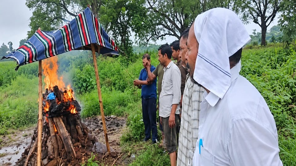 चिता के ऊपर तनी चादर, तब हुआ अंतिम संस्कार