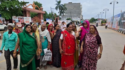 Flood-Affected Women Protest Outside Ramayan Mela Ahead of CM Yogi’s Visit in Chitrakoot