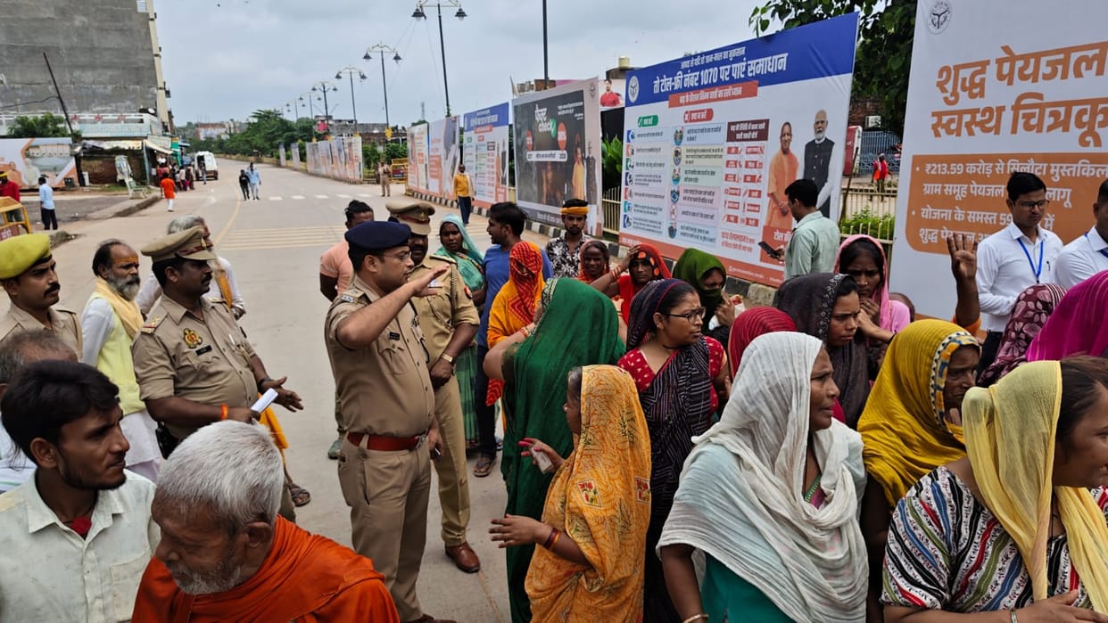 Flood-Affected Women Protest Outside Ramayan Mela Ahead of CM Yogi’s Visit in Chitrakoot