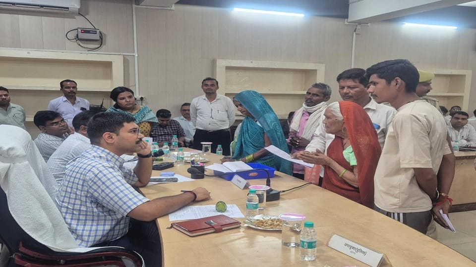 फरियादियों की समस्या सुनते डीएम मनीष बंसल।
