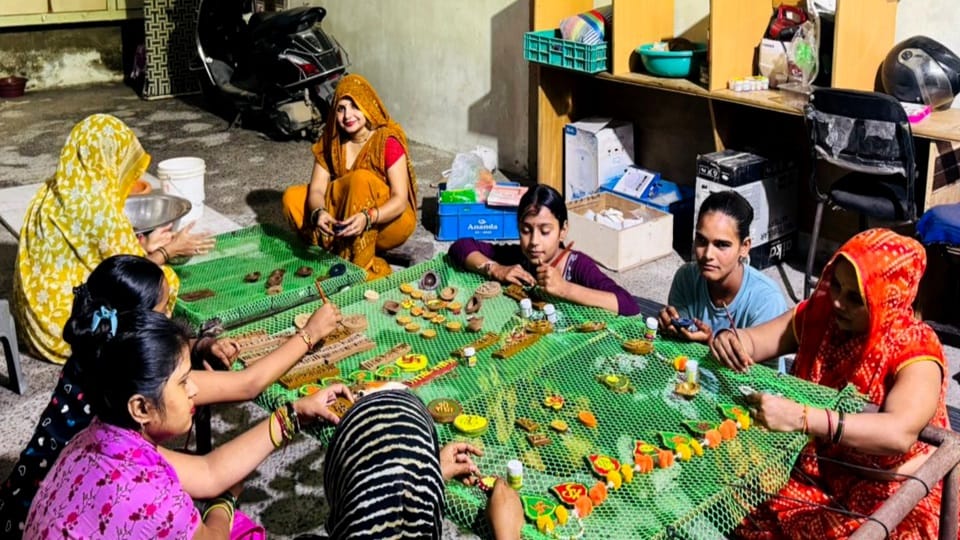 गाय के गोबर से दीपक, लक्ष्मी गणेश, शुभ लाभ व अन्य सामग्री बनाती महिलाएं