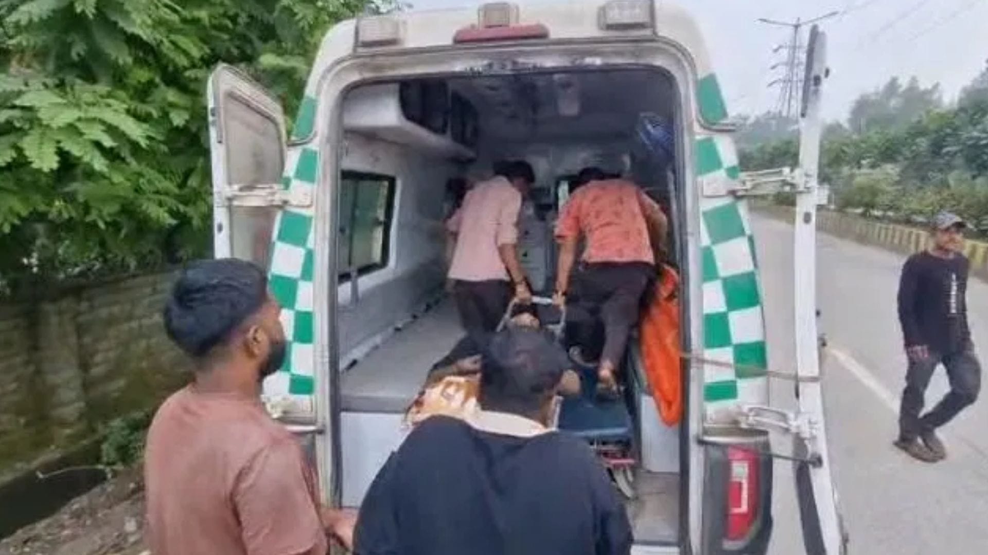 घायल को अस्पताल ले जाते हुए परिजन