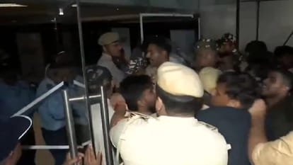 हंगामा करते लोग