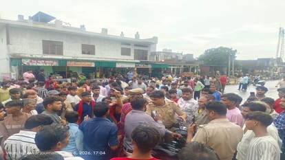 हादसे के बाद माैके पर जुटी भीड़।