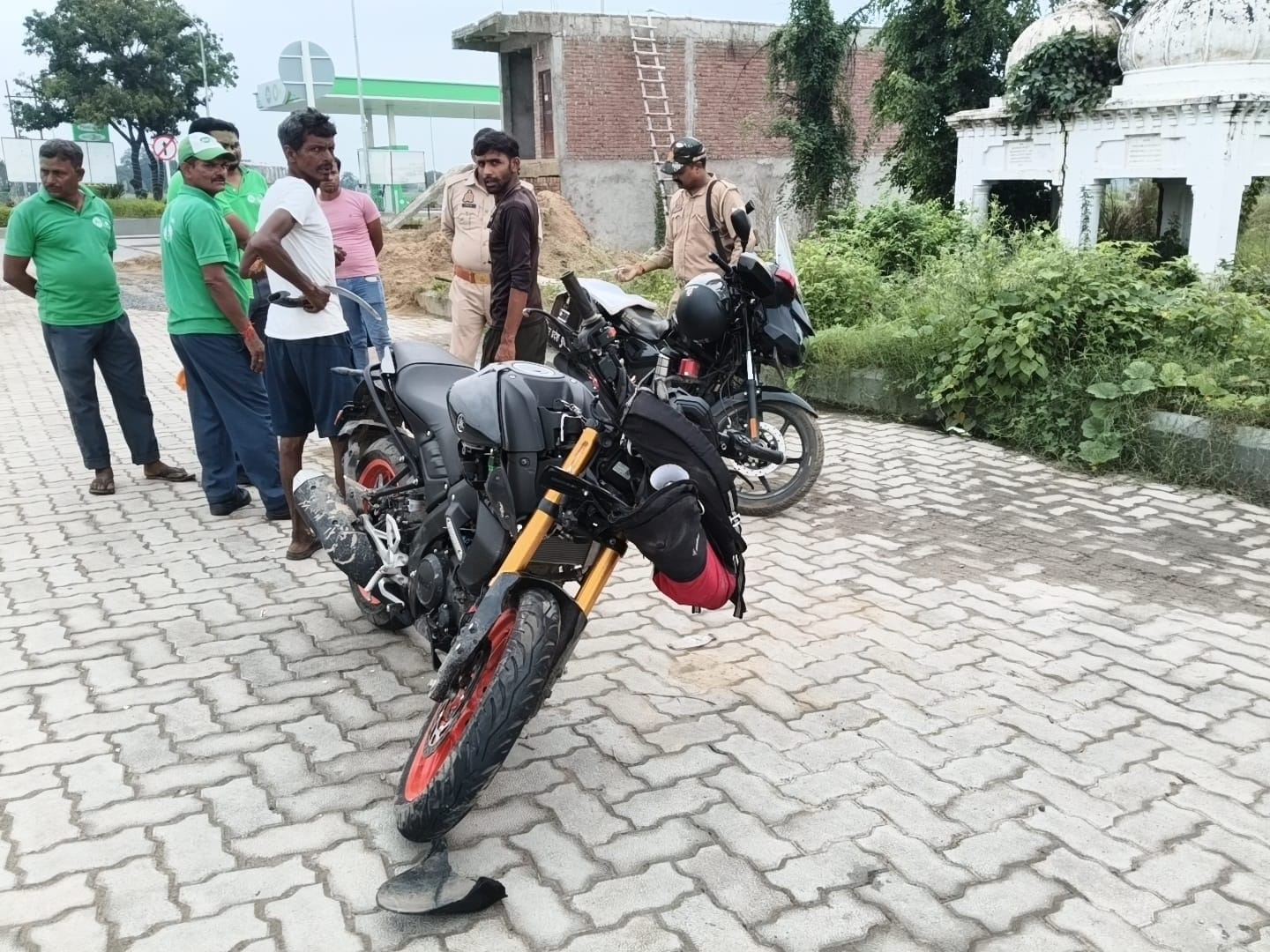 हादसे में दुर्घटनाग्रस्त बाइक।