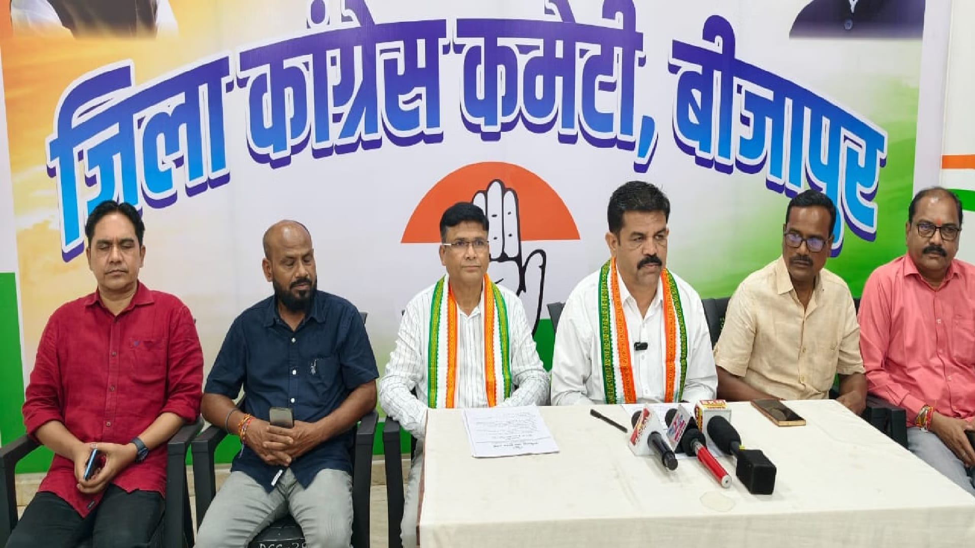 प्रेसवार्ता लेते बीजापुर विधायक विक्रम मंडावी