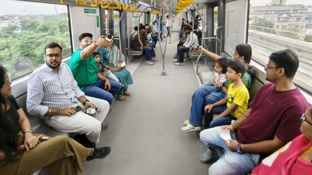 मेट्रो के सफर का आनंद लेते लोग।