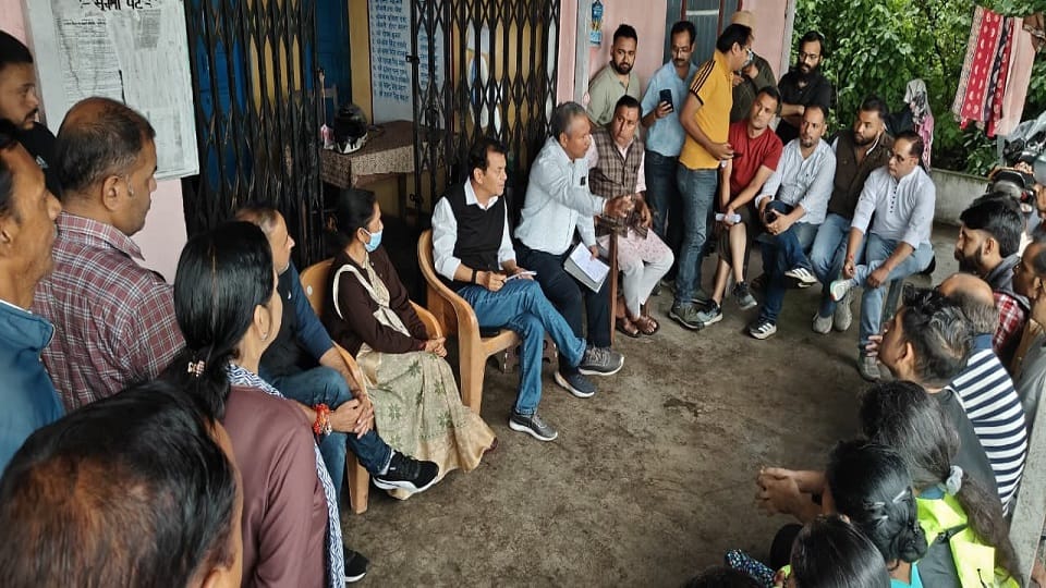 ज्योलीकोट में जलजनित बीमारियों के बढ़ते मामलों के बीच ग्रामीणों के साथ बैठक करते ब्लॉक प्रमुख।