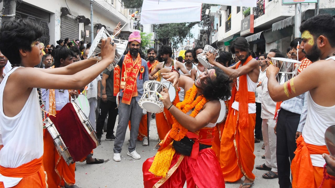 Showers swept the path guests drove Shri Krishna chariot see photos of the Dadhikando procession