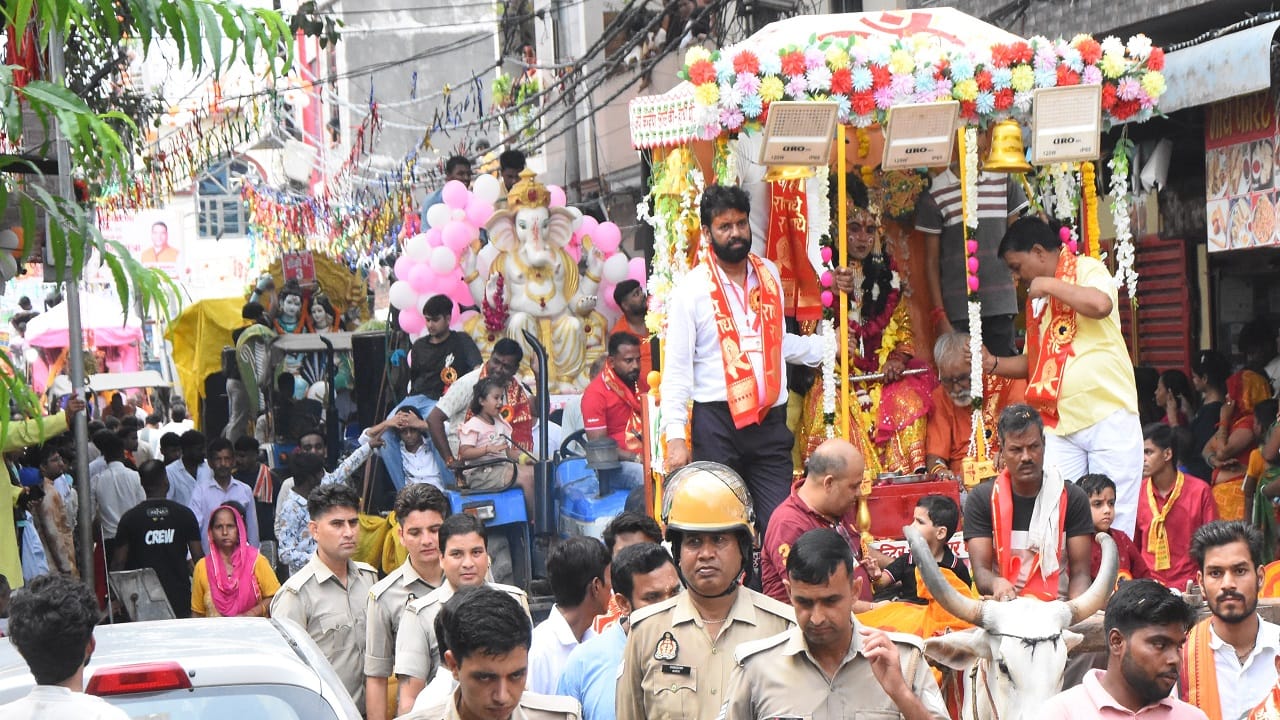 Showers swept the path guests drove Shri Krishna chariot see photos of the Dadhikando procession