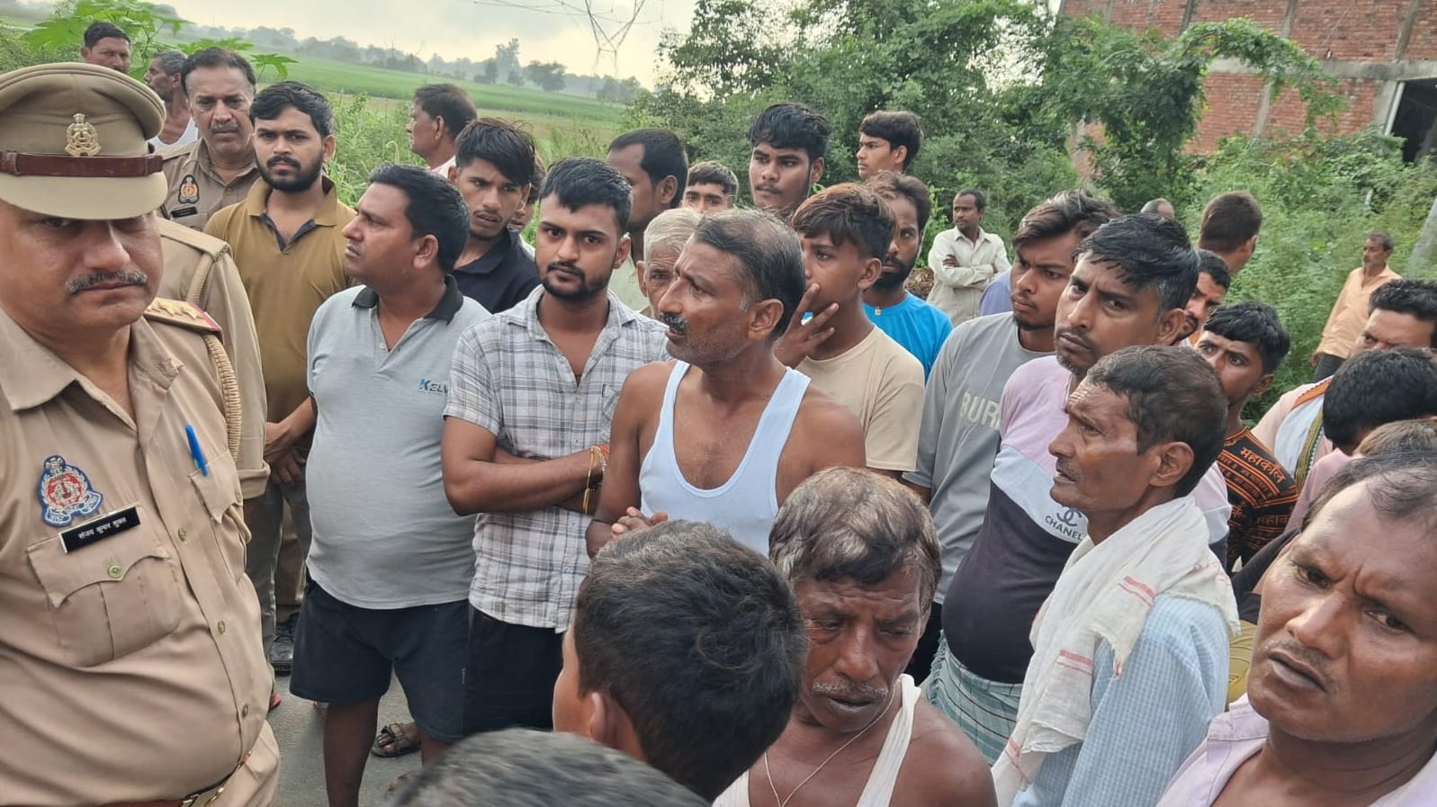 घटनास्थल पर जांच करती पुलिस