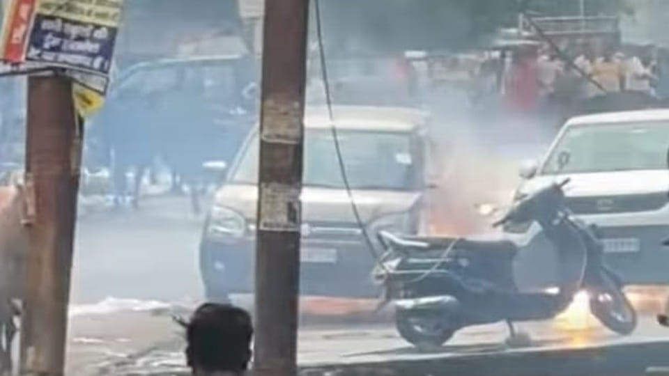 Kanpur: High-tension line falls; sparks fly with a loud blast, car catches fire