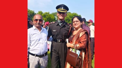 कांस्टेबल से लेफ्टिनेंट बने विकास गुलेरिया अपने माता पिता के साथ।