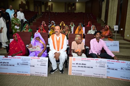 Amethi: Deputy Chief Minister Keshav inaugurated three new hostels and distributed cheques to beneficiaries.