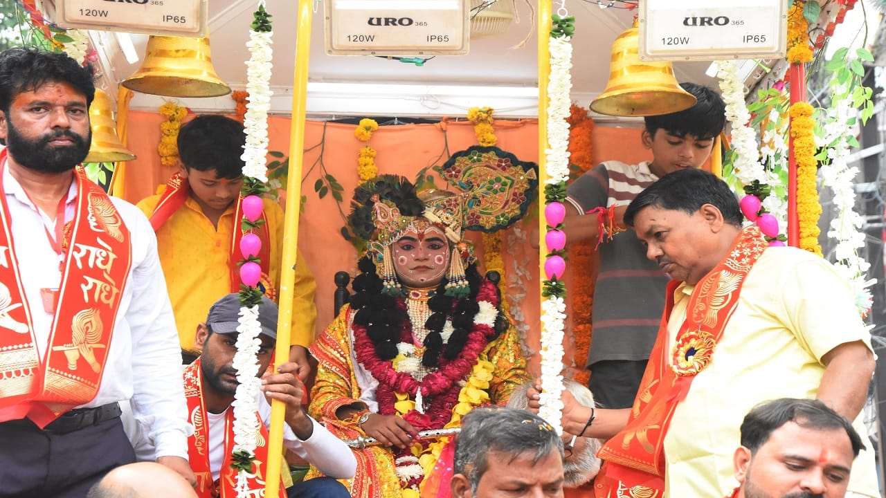 Showers swept the path guests drove Shri Krishna chariot see photos of the Dadhikando procession