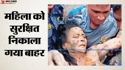 महिला को निकाला गया बाहर
