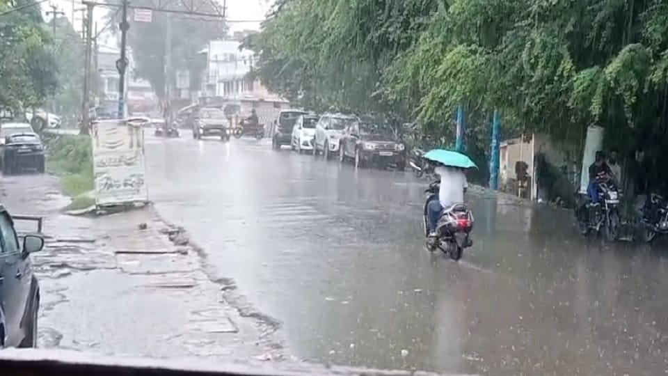 Weather in Western UP: Heavy rain in Meerut, Bijnor, and Baghpat; drop in temperature; scientists warn farmers