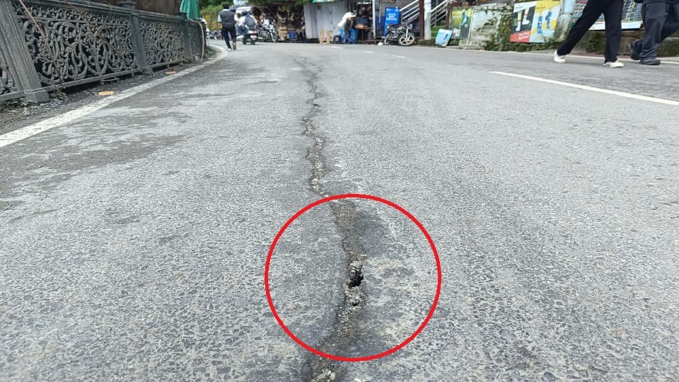 नैनीताल के अपर मॉल रोड पर सड़क में उभरी दरार।