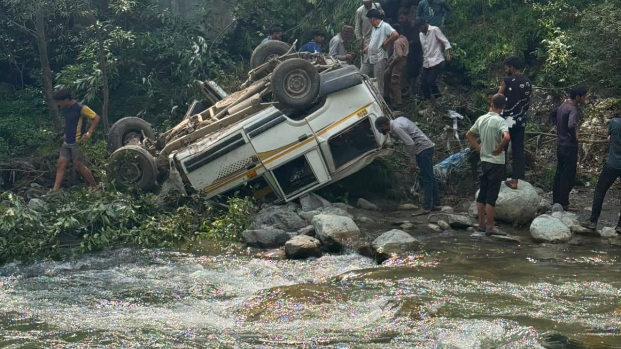 नदी किनारे गिरी सूमो