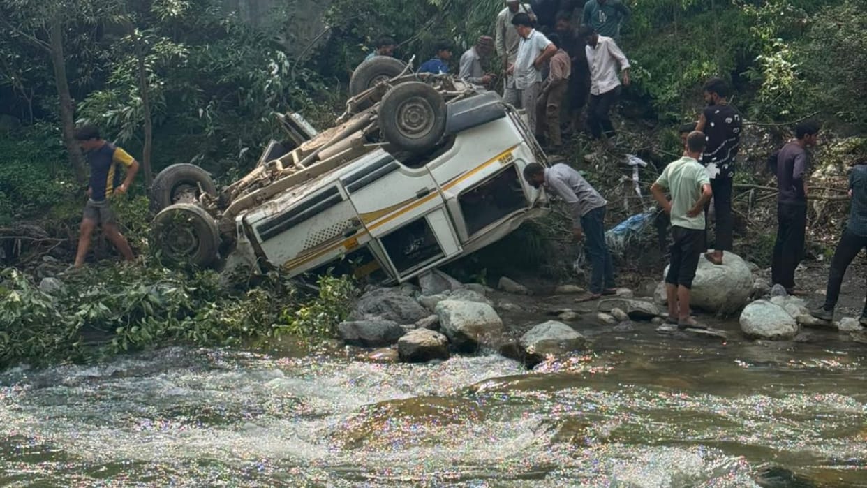 Tata Sumo plunges into river in Poonch; eight injured.