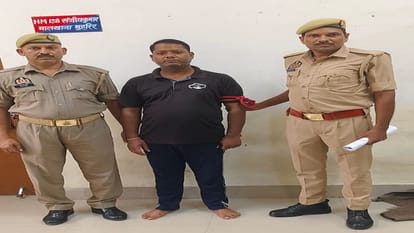 पुलिस गिरफ्त में आरोपी।