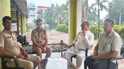 पुलिस प्रशासन ने विपक्षी नेताओं पर कार्रवाई की