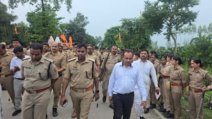 प्रदर्शन की सूचना पर पहुंचे पुलिस और प्रशासन के अधिकारी