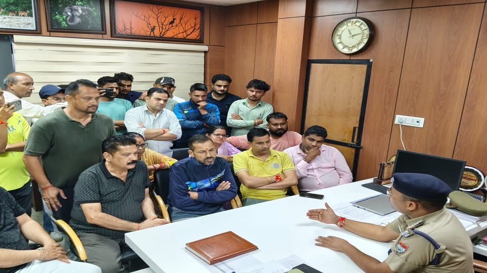 रामनगर कोतवाली में कोतवाल का घेराव करते भाजपा कार्यकर्ता।रामनगर कोतवाली में कोतवाल का घेराव करते भाज