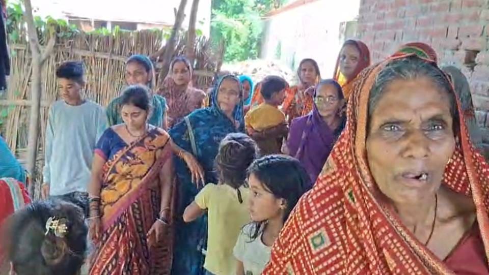 रोते बिलखते परिजन, मौजूद गांव की महिलाएं।