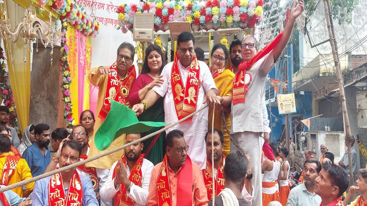 Showers swept the path guests drove Shri Krishna chariot see photos of the Dadhikando procession