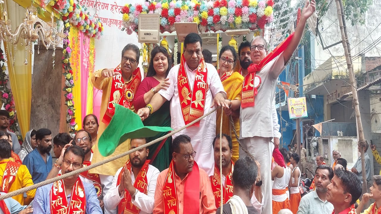 श्रीकृष्ण का रथ हांकते कैंट विधायक व अन्य