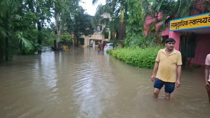 Bijnor: Afzalg: Afzalgarh CHC filled with rain water up to three feet, medicines floating, equipment submerged