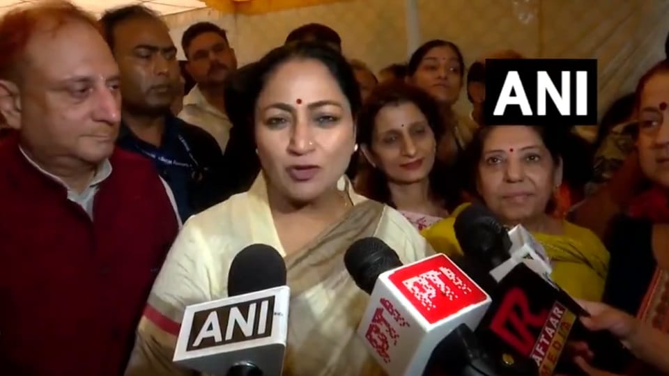 Speed of development fast in Delhi Rekha Gupta said focus on basic facilities CM praised the officials