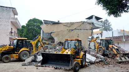 सहारनपुर के कलक्ट्रेट परिसर में मस्जिद को तोड़ते बुलडोजर